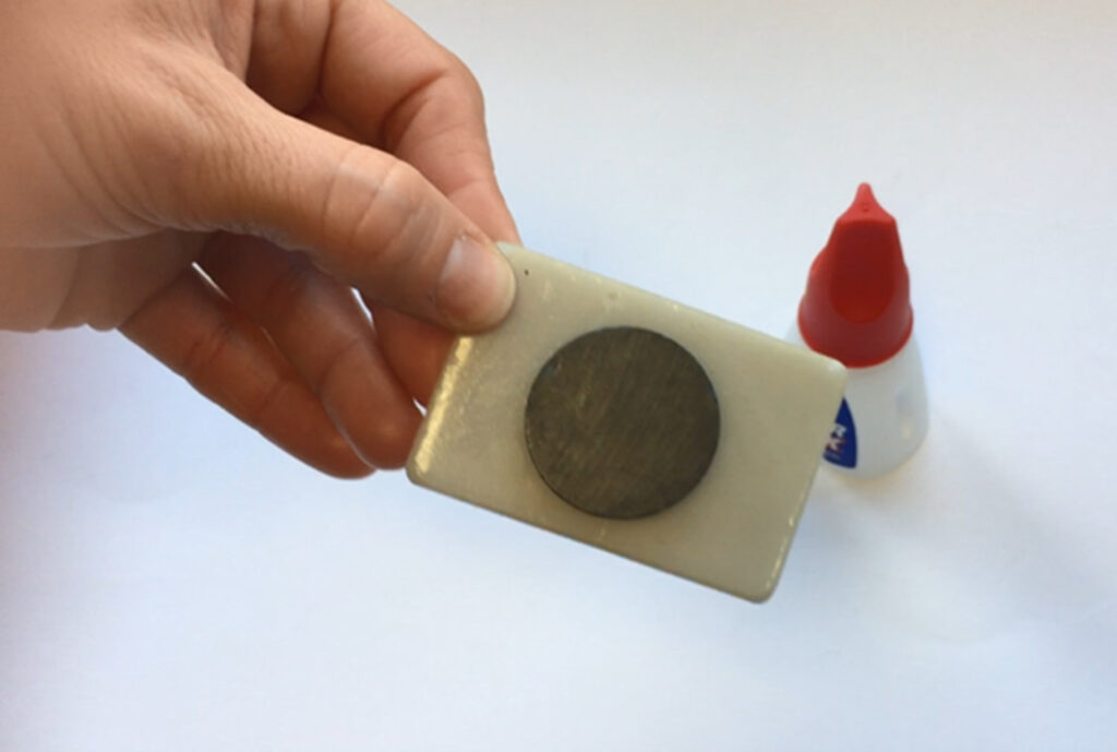 Ako nalepiť magnet